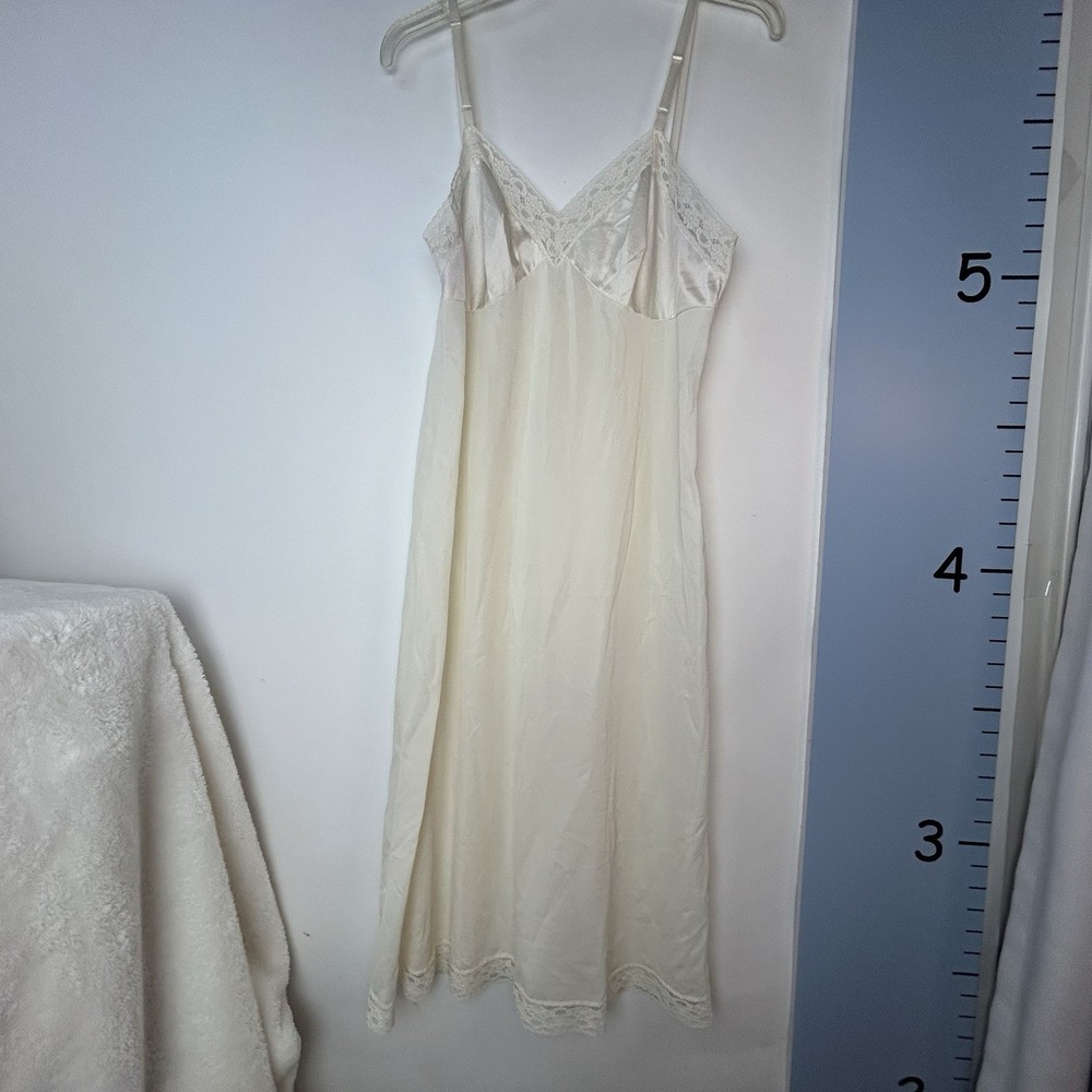 VINTAGE VANITY FAIR FULL SLIP BEAUTIFUL LACE WHITE 100% NYLON USA SIZE 36 10103